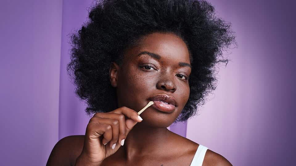 Model applying The Kissu Lip Mask