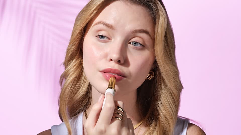 Model applying The Kissu Lip Tint.