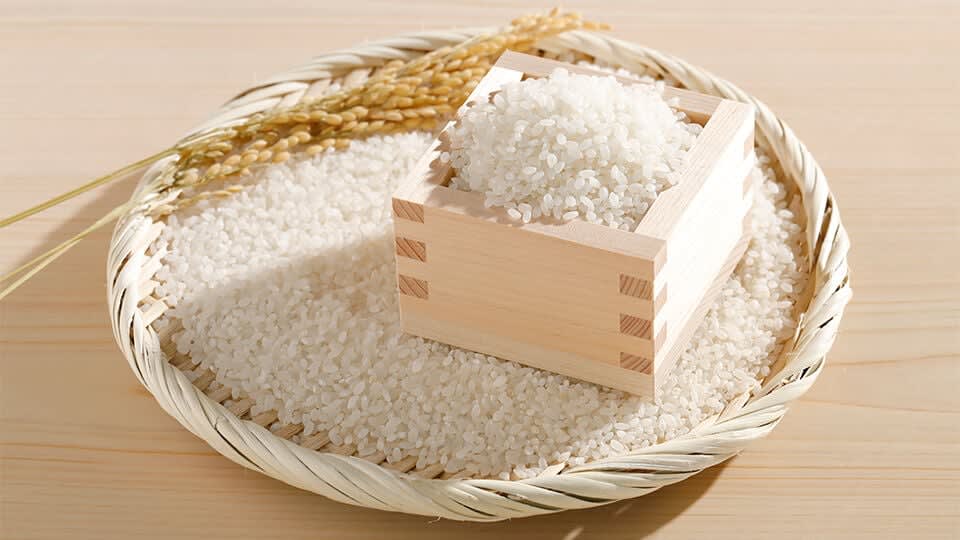 Rice grains in a bowl.