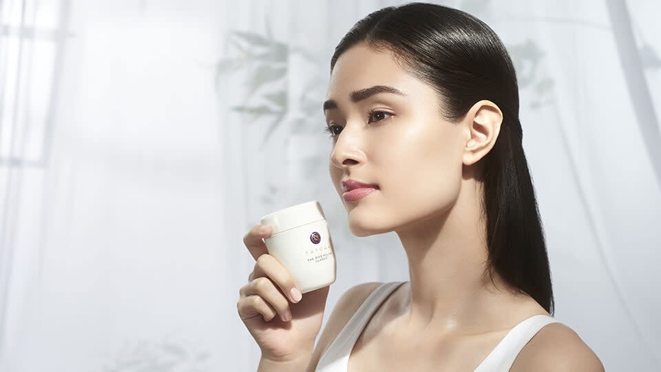 Model holding The Rice Polish: Classic